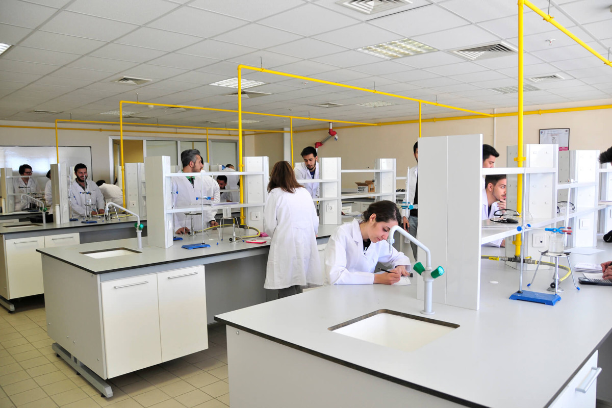 1595243146-1527148638-mikrobiyoloji lab.1.jpg